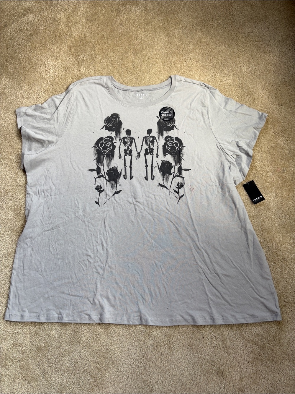 Torrid Graphic Skeletons & Roses Tee in Light Gray Size 5x